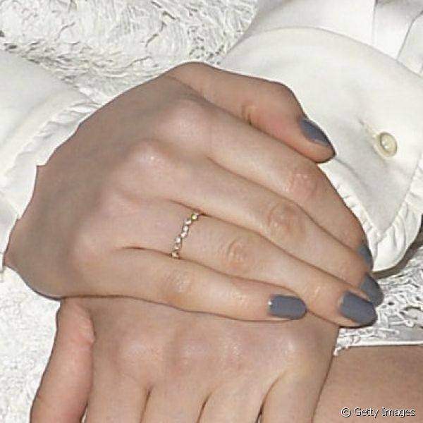 Lea Seydoux escolheu esmalte cinza cremoso para decorar suas unhas para o desfile de Miu Miu na Semana de Moda de Paris